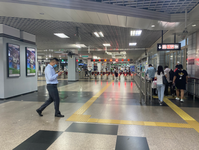 记者体验拆除围栏后的四惠东地铁站,早高峰换乘不再"绕弯"