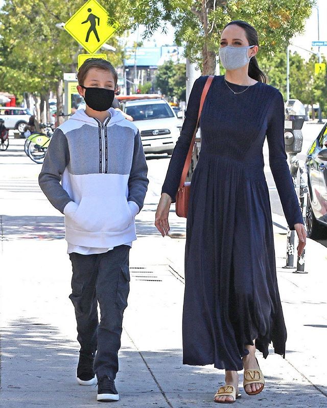 朱莉逛街也能女神范龙凤胎儿子越发帅气和皮特的4年离婚之争暂缓