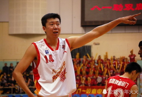 中国篮坛第一个进军nba的人中国篮球的顶梁柱追风少年王治郅