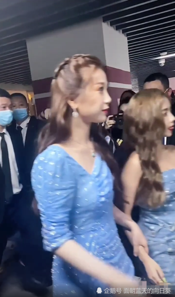 姐妹花？虞书欣和安崎一起做活动，被安崎的“腿肌侧影”惊艳了！