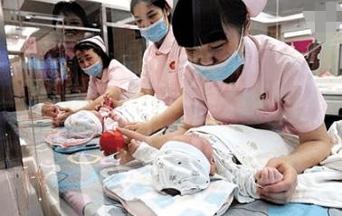 产妇刚上产床就生了,宝宝"呱唧"一声落地,医生皱眉:不是好事