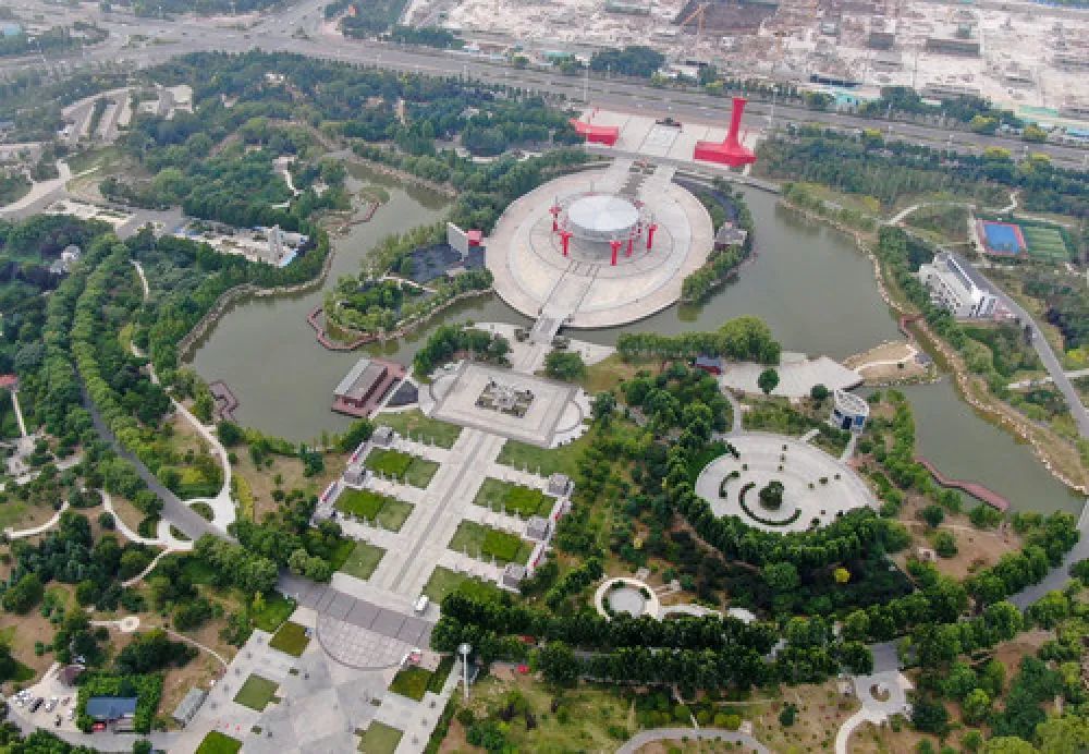 日月湖景区位于河南省商丘市,是商丘新区(商丘城乡一体化示范区)水系