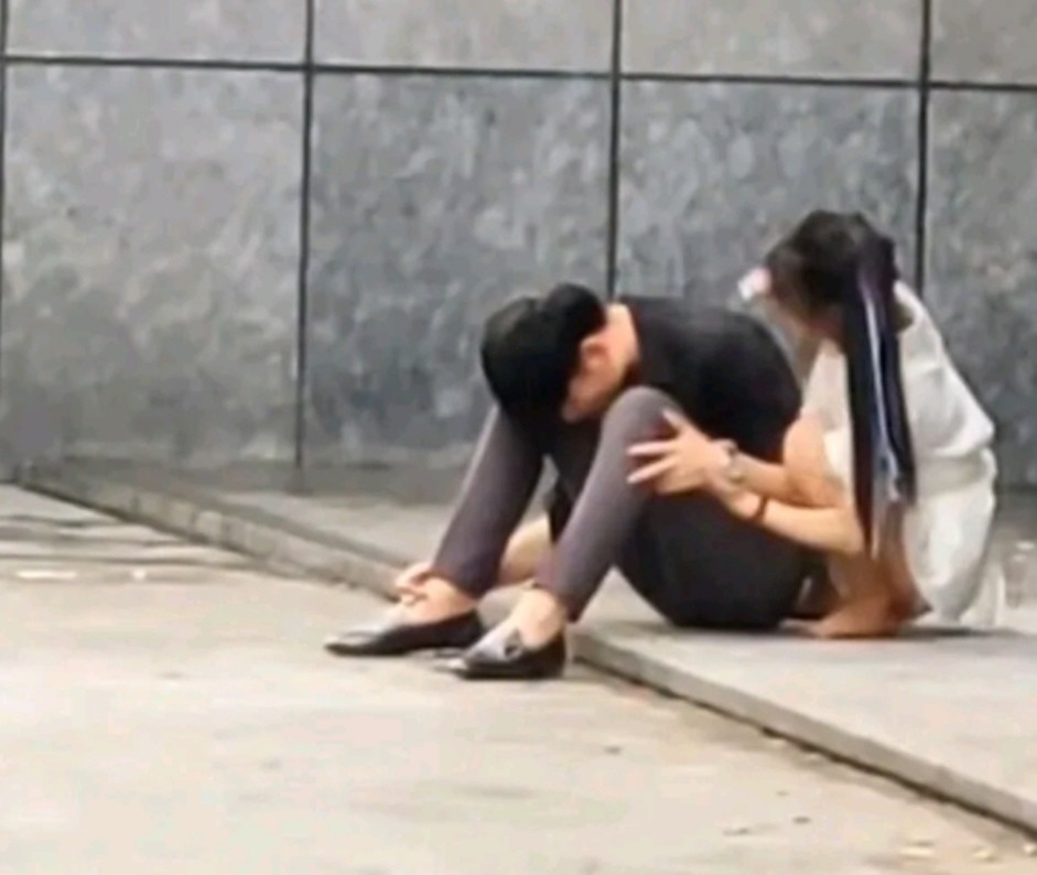 姑娘"赤脚狂奔"惹路人"讽刺",转角蹲地结果反转,别让好人寒了心!