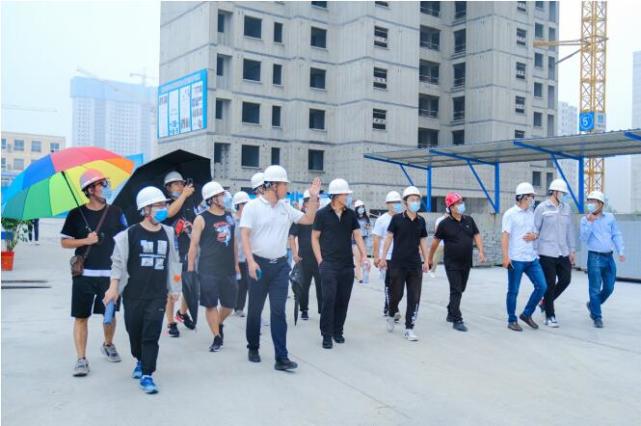 项目的工程师全程引领大家参观工地施工现场