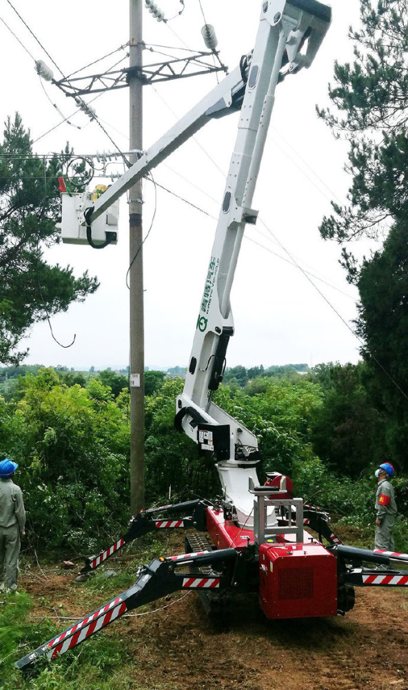 湖北省首台履带式带电作业车在孝感安陆市投入使用