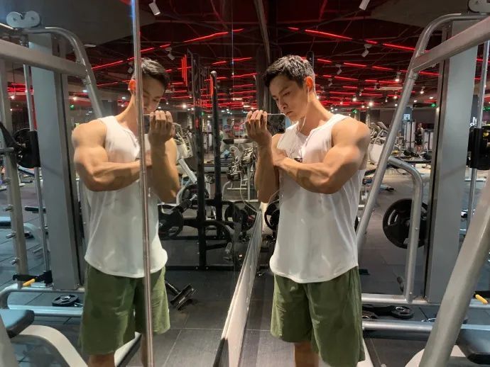 37岁林丹和33位肌肉男同台竞技，网友：中国肌肉男正在崛起！