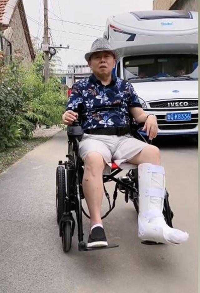 老戏骨潘长江粉碎性骨折后现身,坐轮椅难以行动,仍坚持继续拍戏
