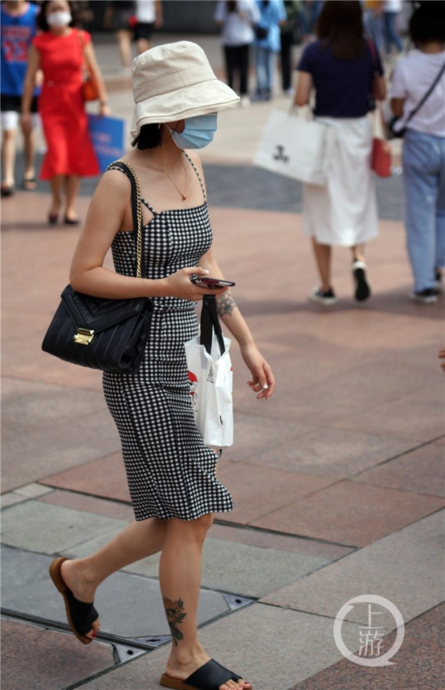 雨水停歇阳光初露 重庆街头美女如云