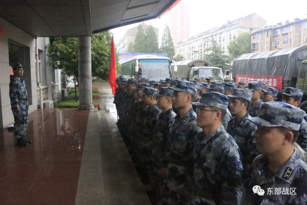 出征东部战区空军某预备役旅连夜抗洪抢险