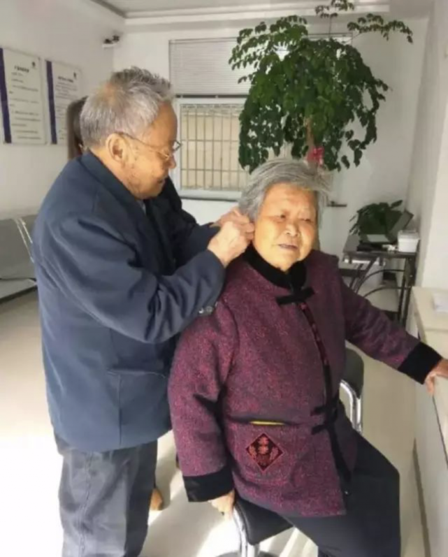 97岁奶奶不肯吃药急哭爷爷:真正爱你的人,都有这两个