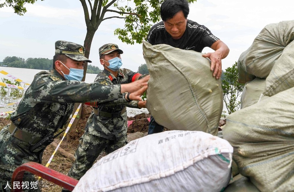 安徽铜陵武警官兵帮助受灾农民抢运转移农产品