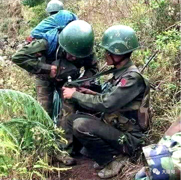 缅甸国防军士兵山区行军