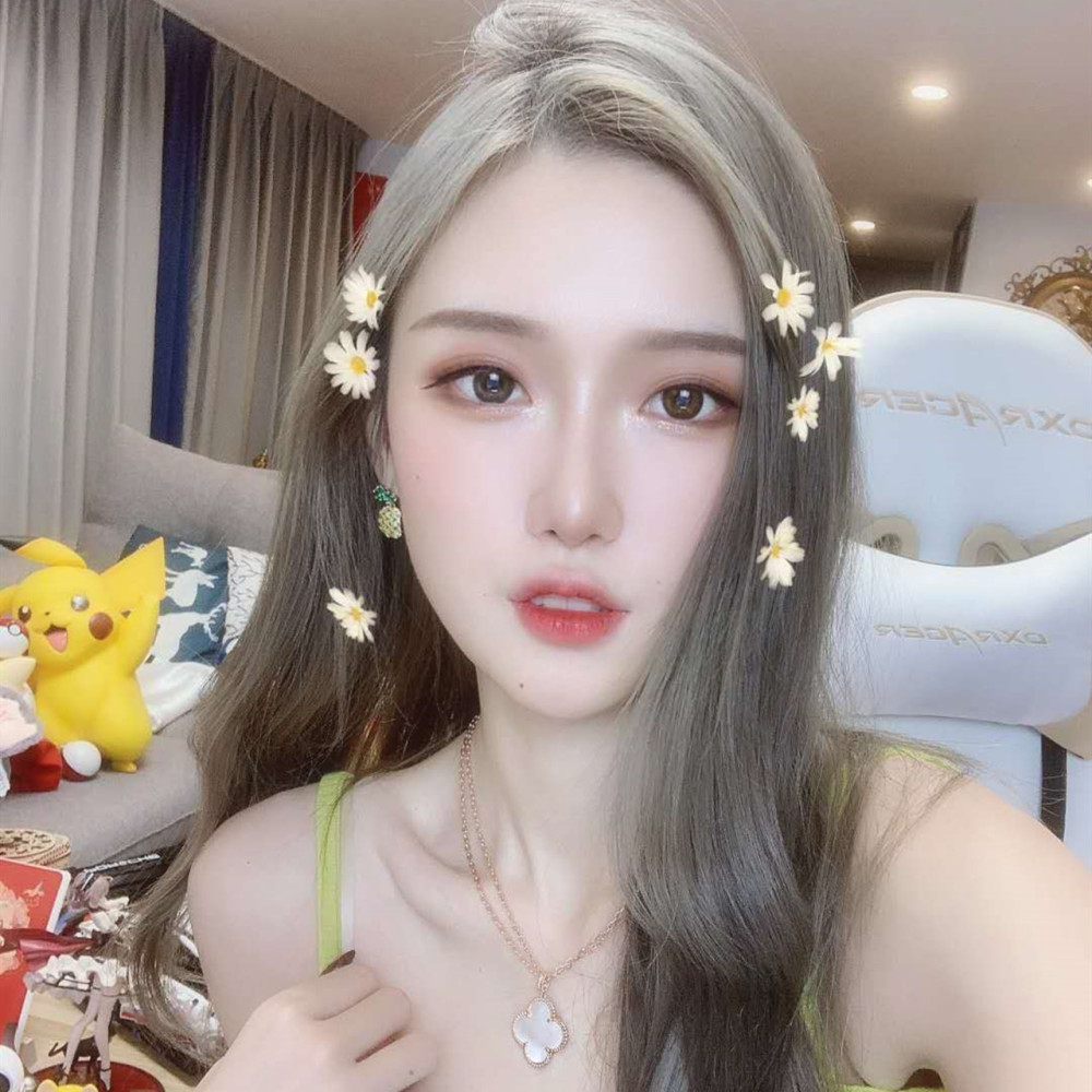 超越腐团儿?高一学妹考场送满天星迅速走红,素颜也能美出新高度