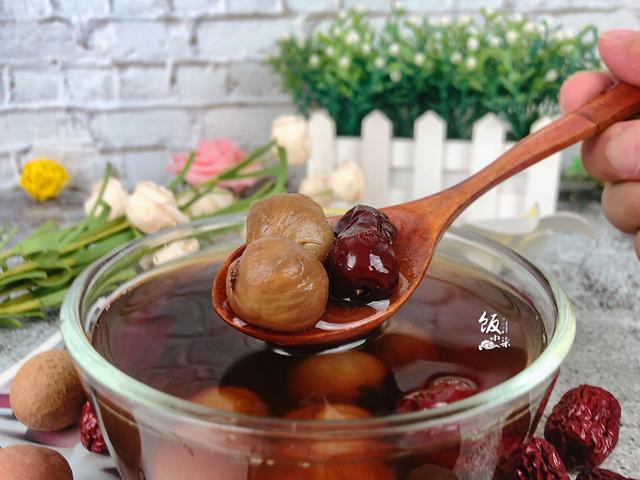 【红枣桂圆生姜汤】 食材: 红枣5颗,桂圆5颗,红糖1块,生姜1块.