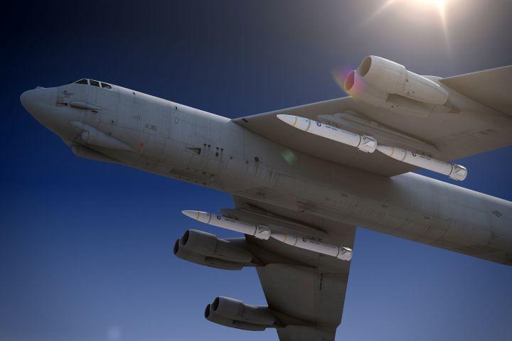 agm-183a导弹在b-52上进行测试想象图