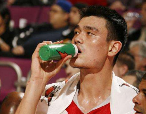nba巨人如何玩手机科比像在看手姚明需要放大镜