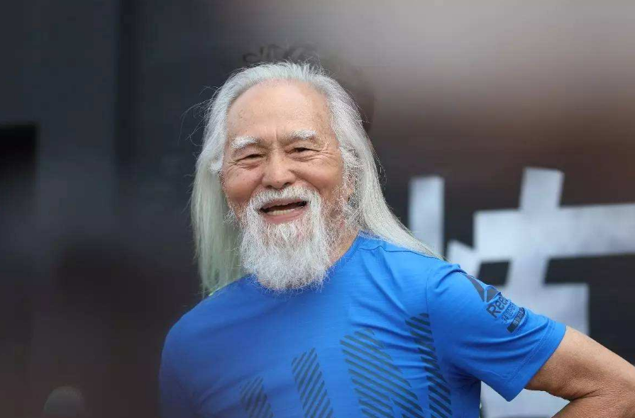 中国“最帅老头”一身肌肉，83岁开路虎揽胜，没事就和老婆秀恩爱