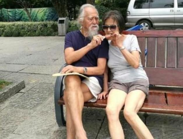 中国“最帅老头”一身肌肉，83岁开路虎揽胜，没事就和老婆秀恩爱