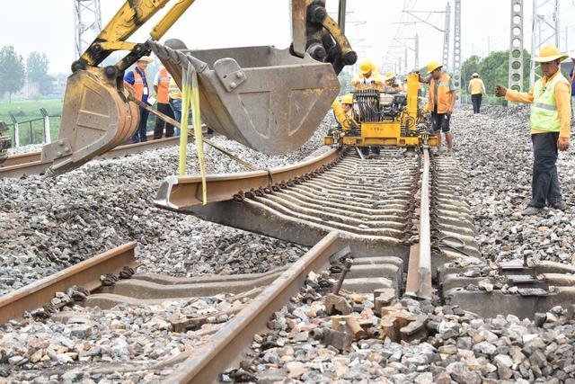 让道重大民生工程,实施京九铁路拨接施工