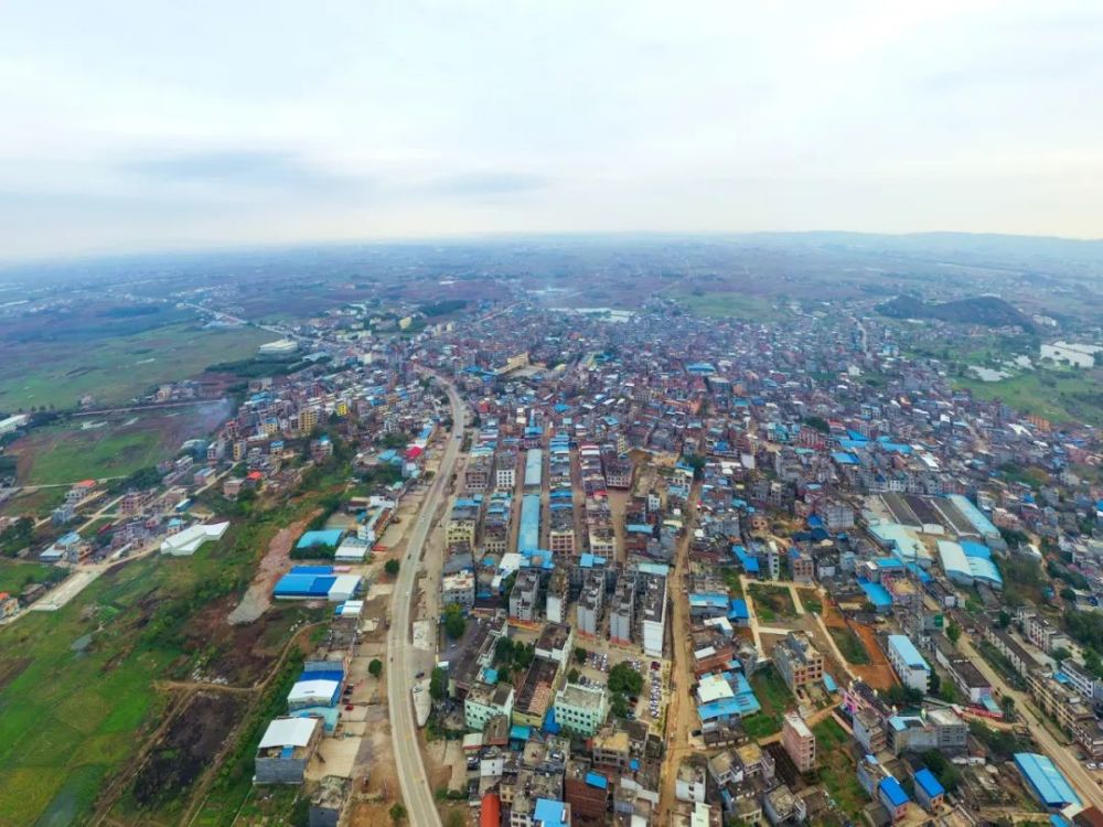 大圩镇位于贵港市城区东郊,距中心城区16公里,南梧二级公路,梧贵高速