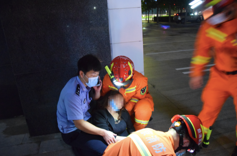 消防员救下轻生女子后这个公主抱太暖了