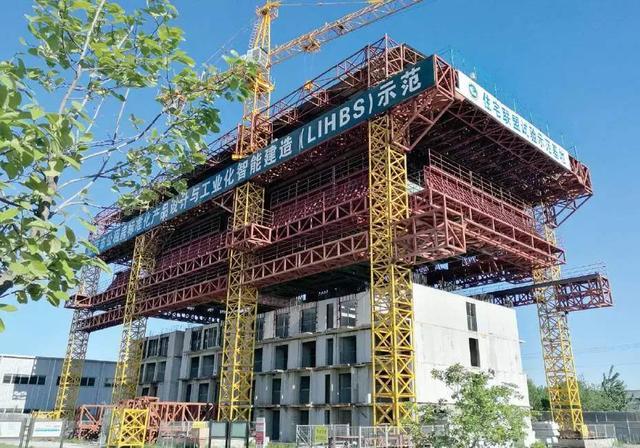 国内首台“住宅造楼机”落户重庆，这样建造的房子，你敢住吗？