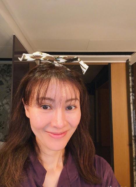 50岁李嘉欣剪空气刘海，不减龄反显老，意外暴露致命缺点