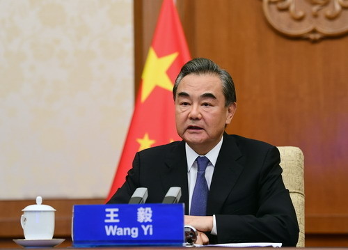 2020年7月14日,国务委员兼外长王毅同菲律宾外长洛钦举行视频会谈.