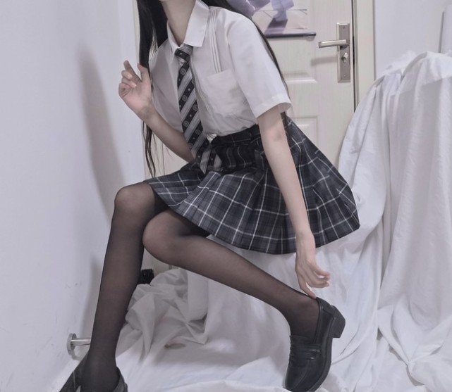 二次元jk制服:我男朋友给我买的袜子你们觉得好看吗