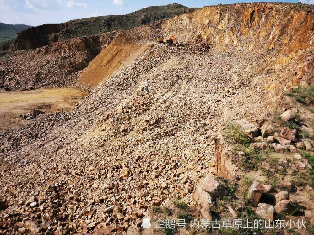 内蒙古草原上的矿山,看一下砂石矿啥样