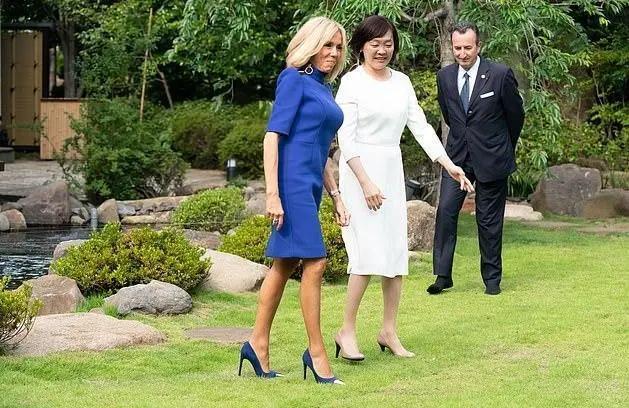 67岁布丽吉特换霸气风终于像老太太！脸整容皮肤光滑，手臂却像“老树皮”
