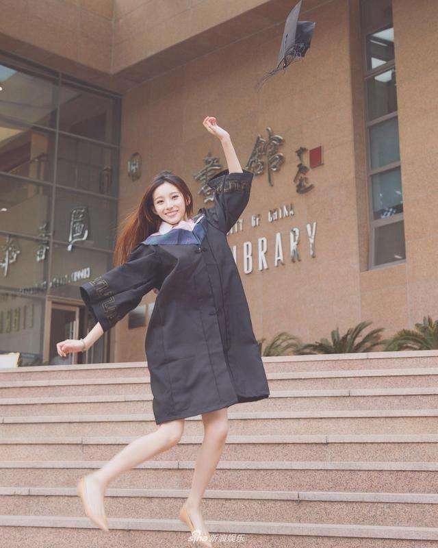 2011年,央视美女主持马凡舒走秀时泳裤滑落,淡定走完全程:谁爱看谁看