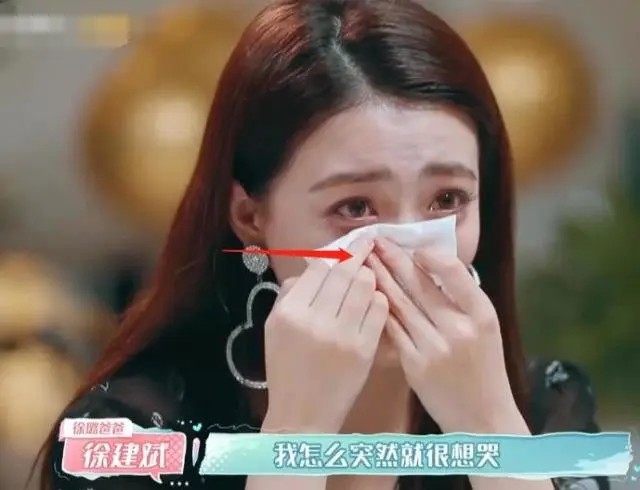 喜欢“无痕美甲”的3位女明星，明明很贵却像没做过，贫穷限制我的想象