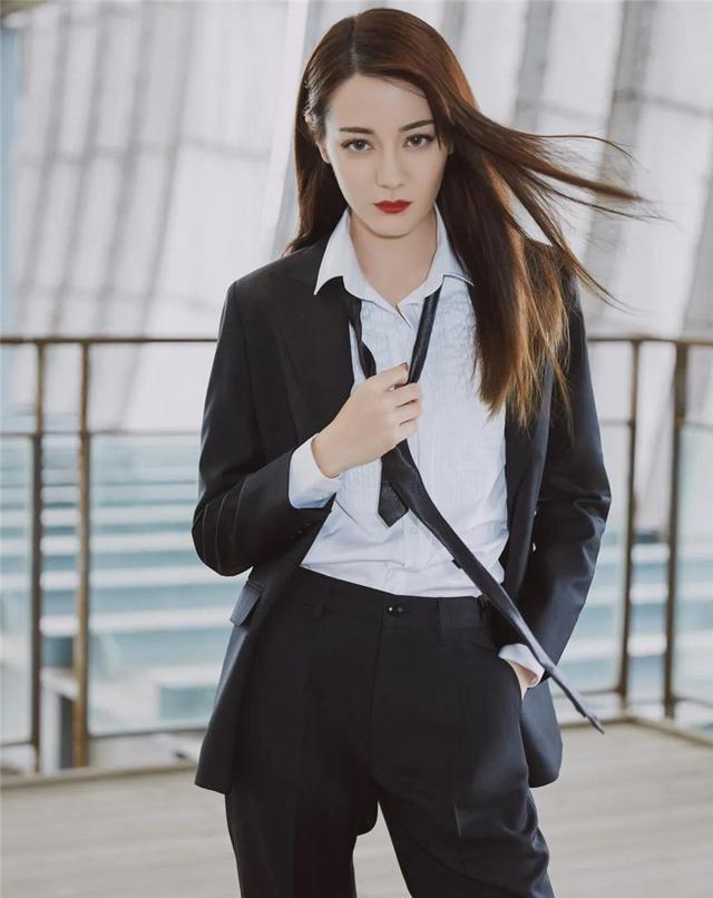 谁说只有男人可以打领带?女人打起领带,帅起来就没男人什么事了