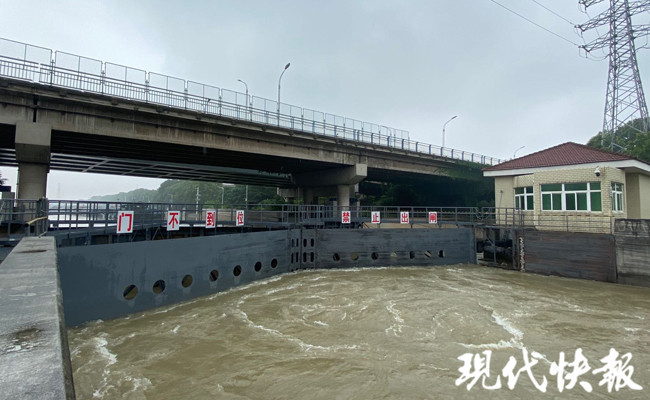 记者探访:镇江谏壁船闸内外水位差3米,水位最高值达通