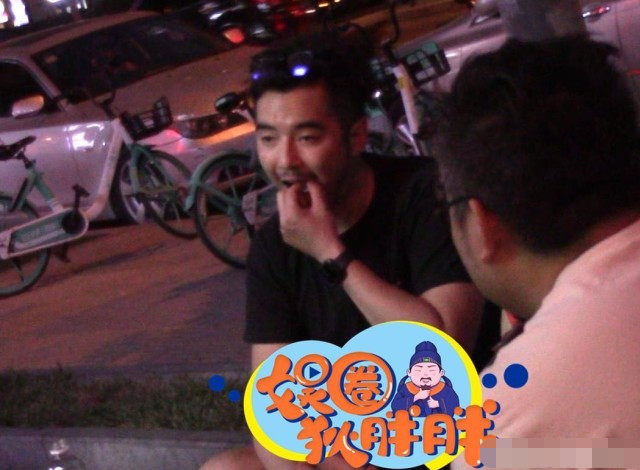 金世佳街头吃烧烤接地气当众抠牙挠脚不拘小节抽烟动作超熟练