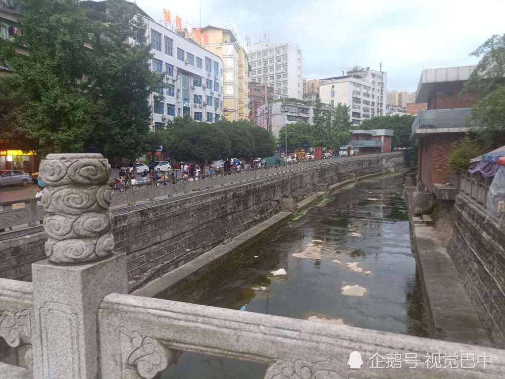实拍巴中城区半边街