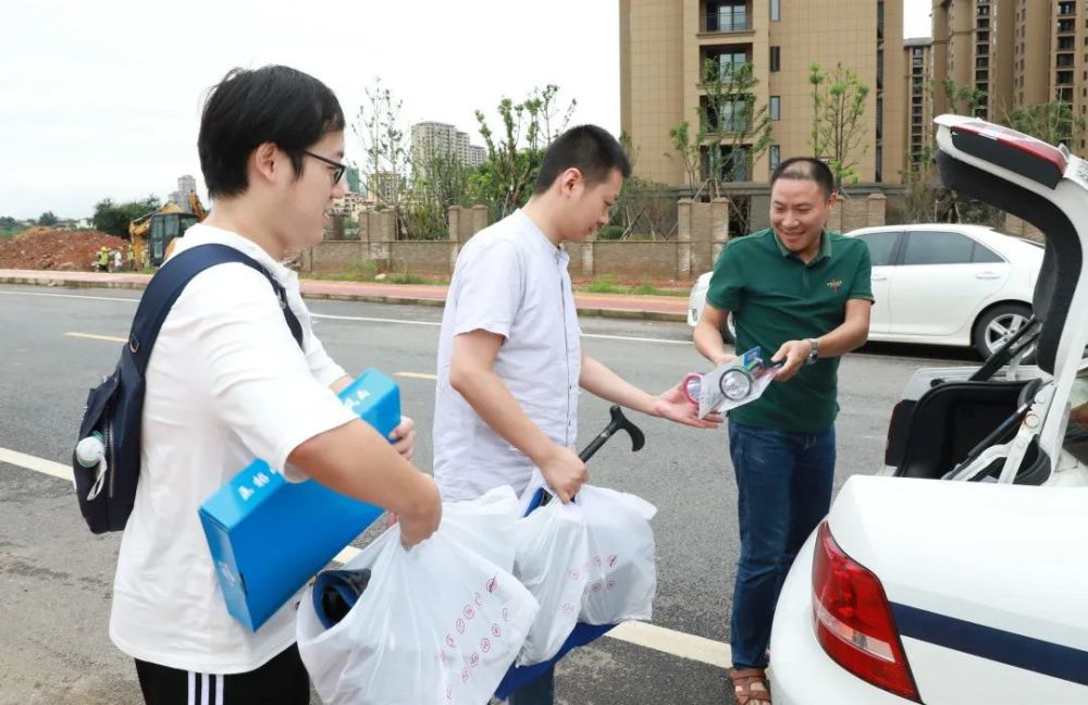 为值守堤坝人员分发防汛物资