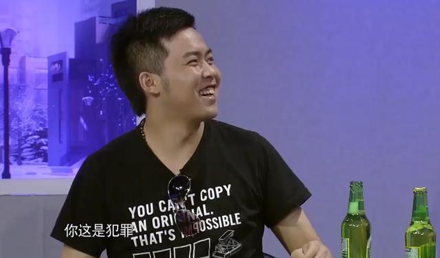 2010年,他和修睿一同加入《爱笑会议室,开启了辛苦的情景短剧创作