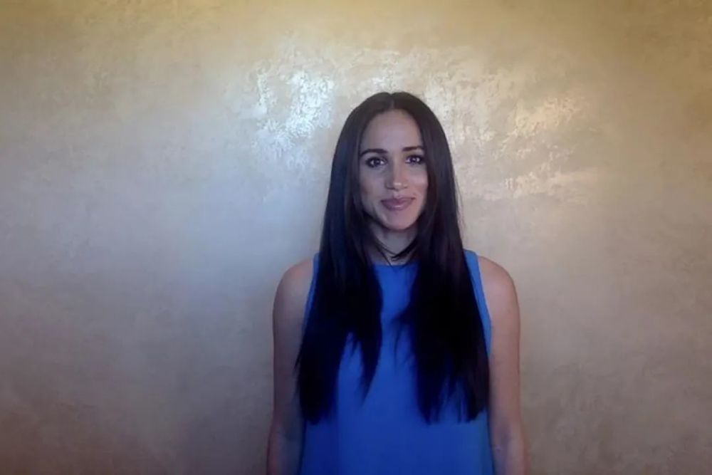 梅根首次梳中分长直发，淑女气质扑面而来，竟依旧自称为皇家成员