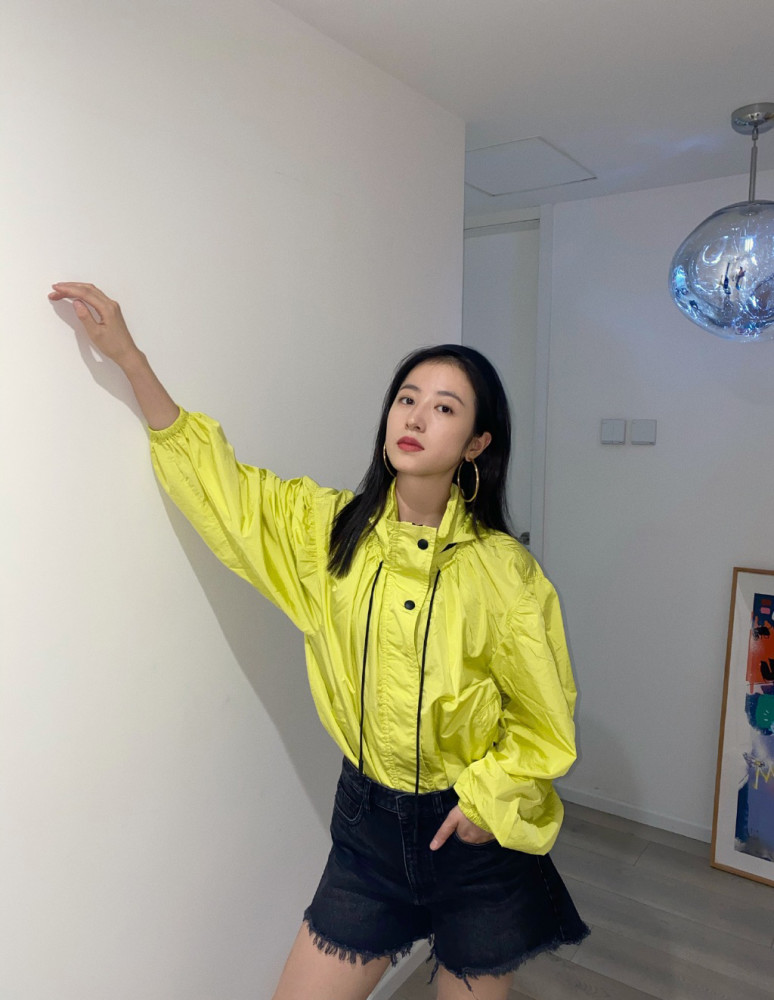 周雨彤这是什么神仙气场,穿荧光黄外套配金色大耳环,亮眼又霸气