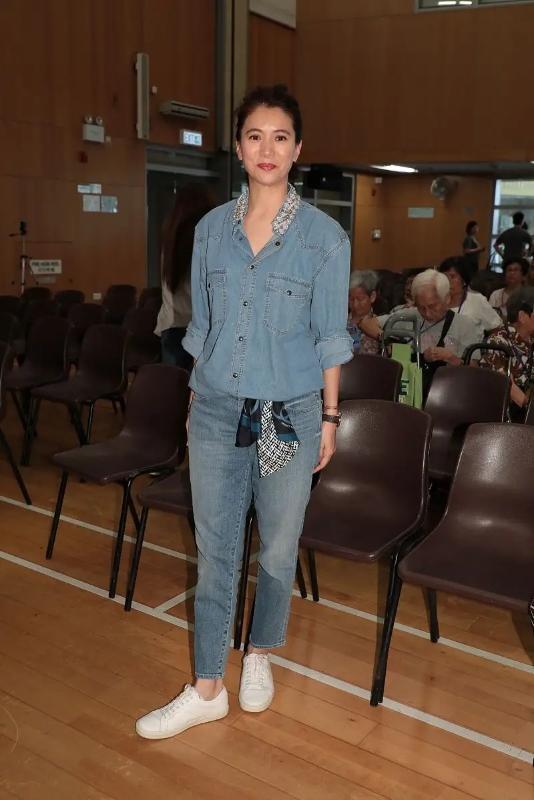 袁咏仪随夫亮相穿西装涂红唇好美艳同是48岁却比张智霖显老