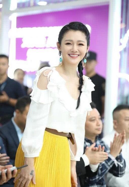 大S又胖回来了，还剪了这要命的短发，一股子大妈味！