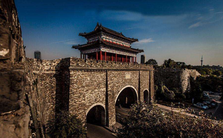 南京概览南京,简称"宁,古称金陵,建康,是江苏省会,副省级市,特大城市