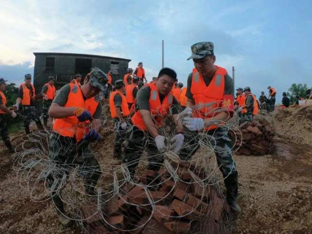 图为中国军人投入抗洪抢险救灾之中