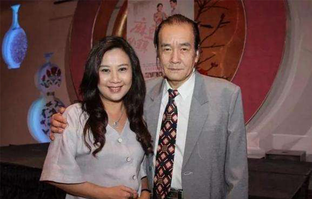 知名女歌手被抛尸公墓,上身赤裸明显受辱,口中牙齿全无死因成谜