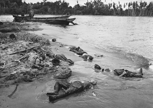 一张赢得二战的照片:三具美国士兵的尸体躺在沙滩上