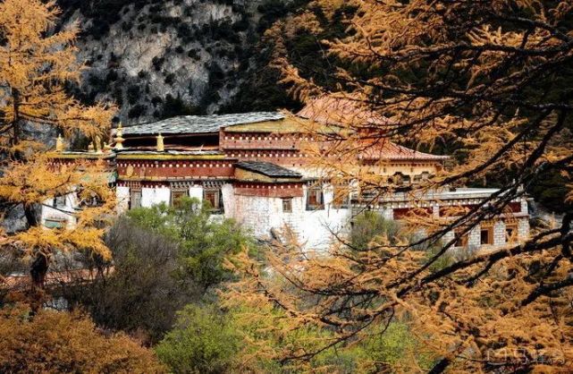 走进冲古寺,看看建筑和佛像,顺时针转动转经筒,听和善的僧人讲历史和