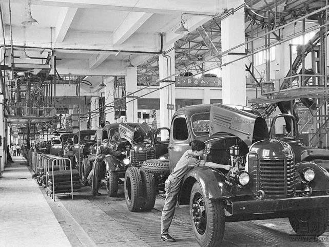 1956年——第一汽车制造厂生产出中国第一辆解放牌汽车,从此结束了