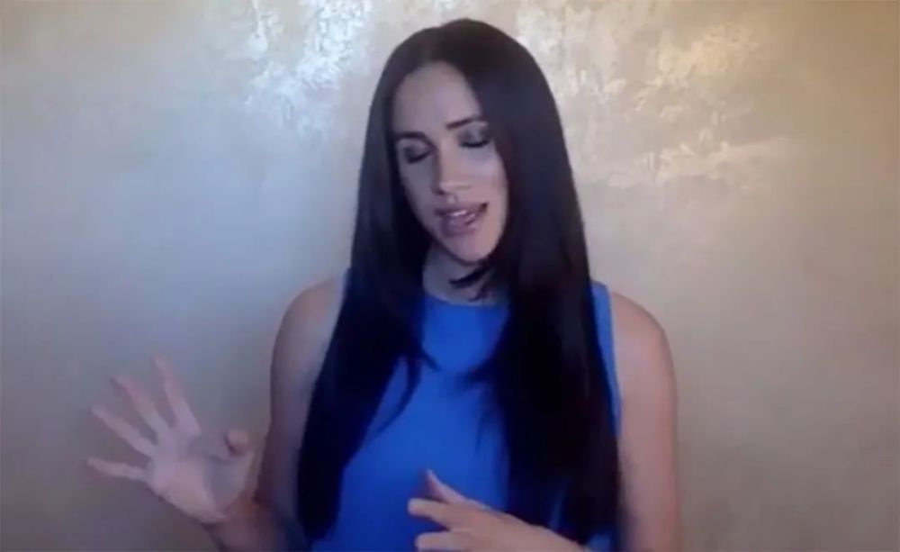 39岁梅根怀女儿后首次浓妆上镜，牙齿白成一道光，耸肩闭眼表情多